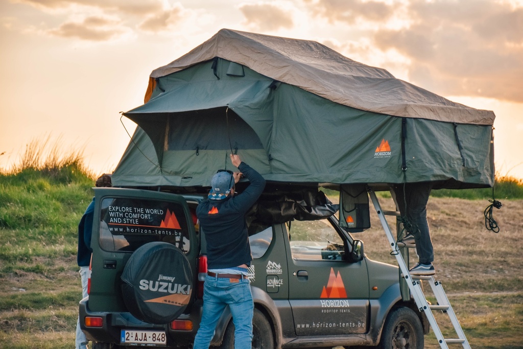 Suzuki Jimny 4x4 avec Tente de Toit pour 2 personnes À Louer